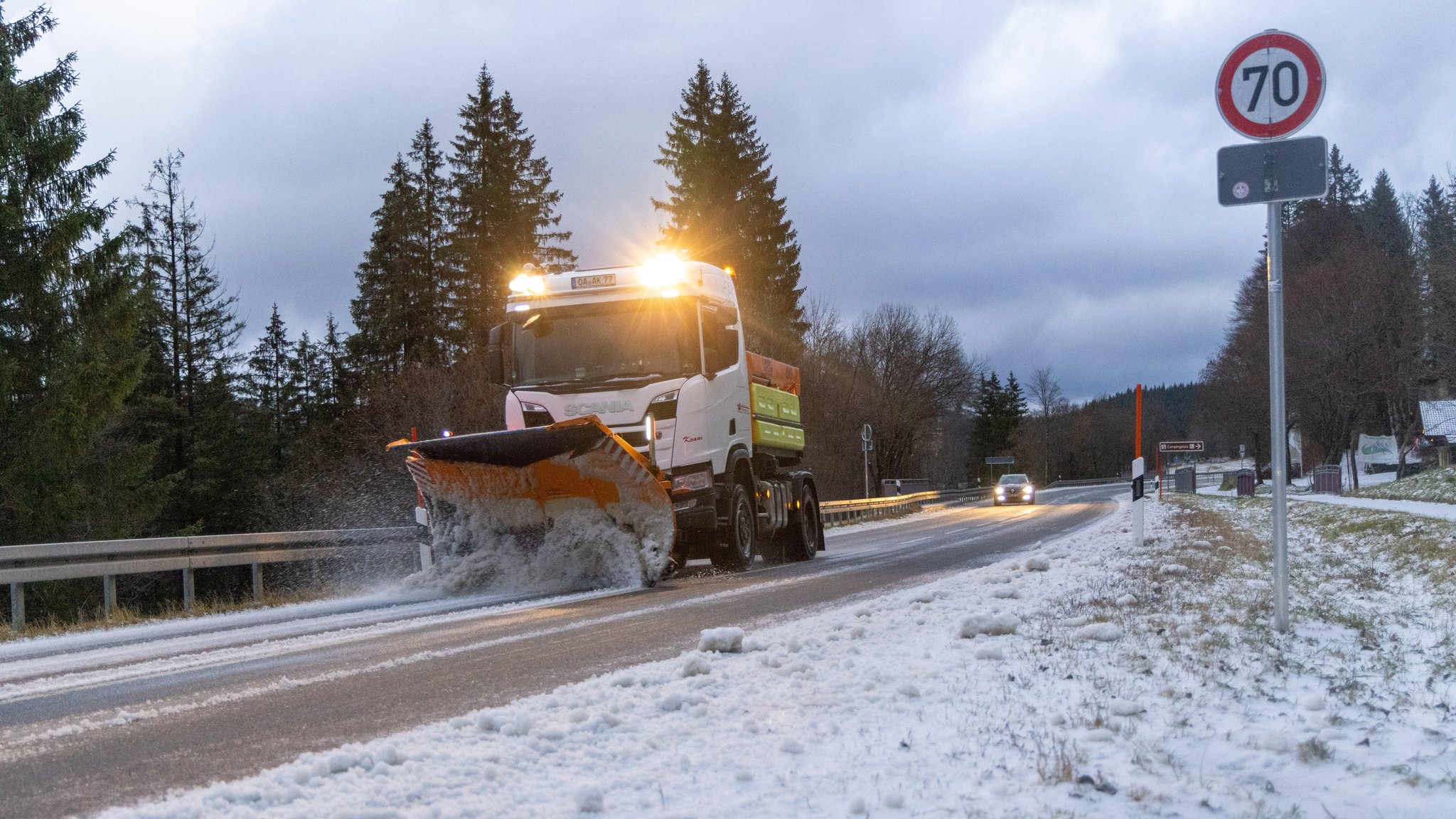 Ein Fahrzeug des Winterdienstes räumt die Bundesstraße bei Oberjoch nach Schneefällen am Freitagnachmittag