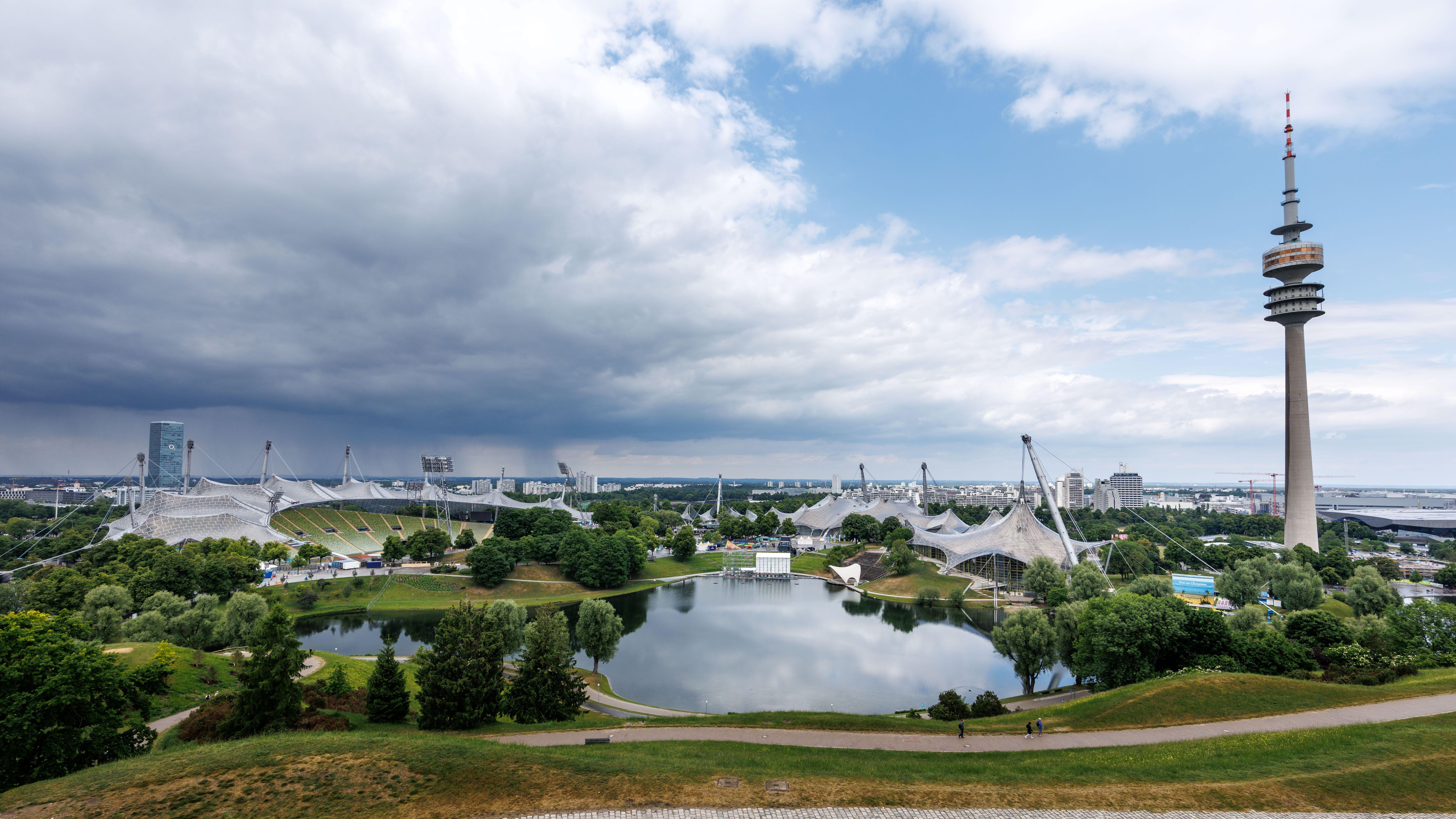 Das Olympiagelände im Olympiapark mit dem Olympiastadion und dem Olympiaturm in München.