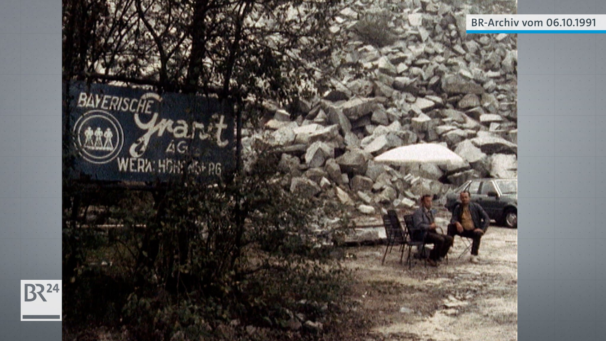 Zwei Streikende auf dem Gelände der Bayerischen Granit AG