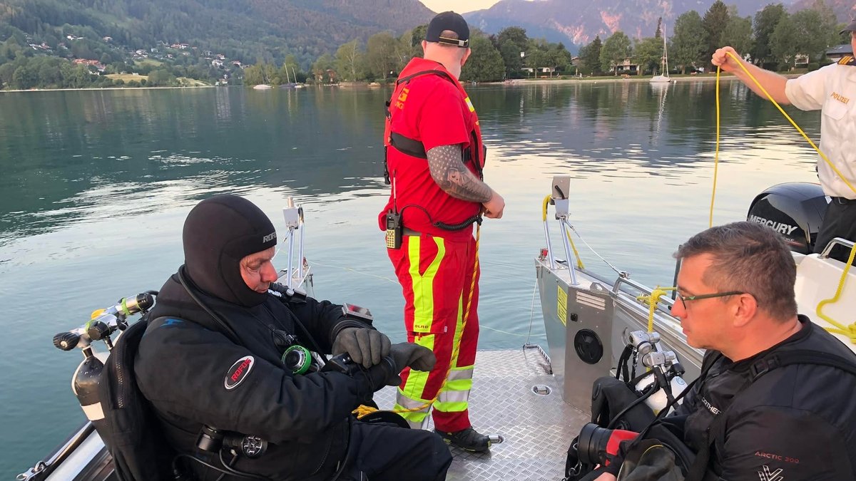 Taucher und Rettungskräfte in einem Boot am Tegernsee bei der Suche nach dem vermisstem 17-Jährigen 