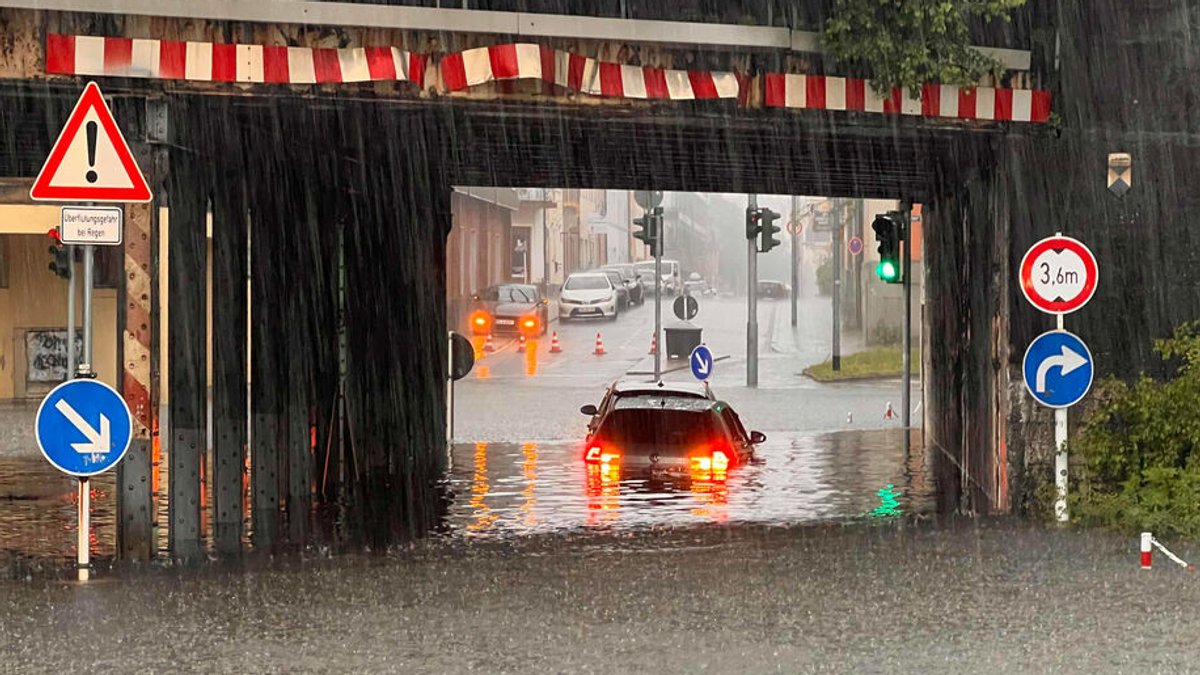 Was Autofahrer bei Starkregen wissen sollten