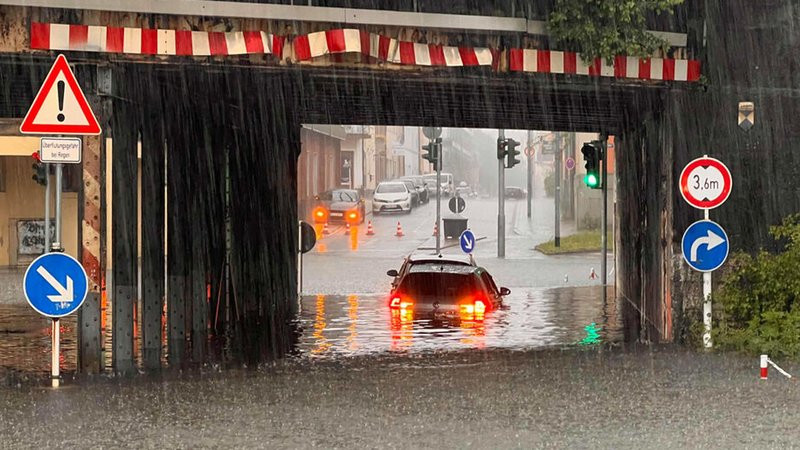 Starke Regenfälle in Oberfranken sorgen für überflutete Straßen | Bild: dpa-Bildfunk/News5/Ferdinand Merzbach Starke Regenfälle in Oberfranken sorgen für überflutete Straßen