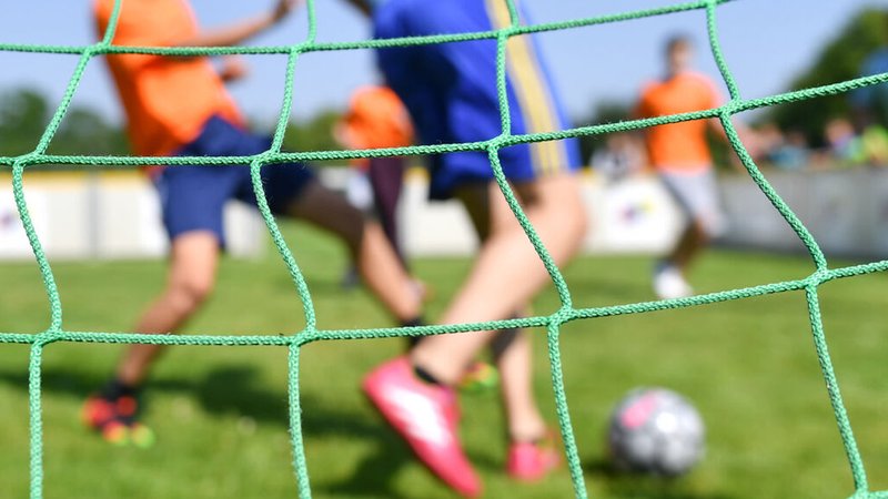 Kinder spielen auf einem Sportplatz Fußball. (Symbolbild) | Bild: dpa-Bildfunk/Uwe Anspach Kinder spielen auf einem Sportplatz Fußball. (Symbolbild)