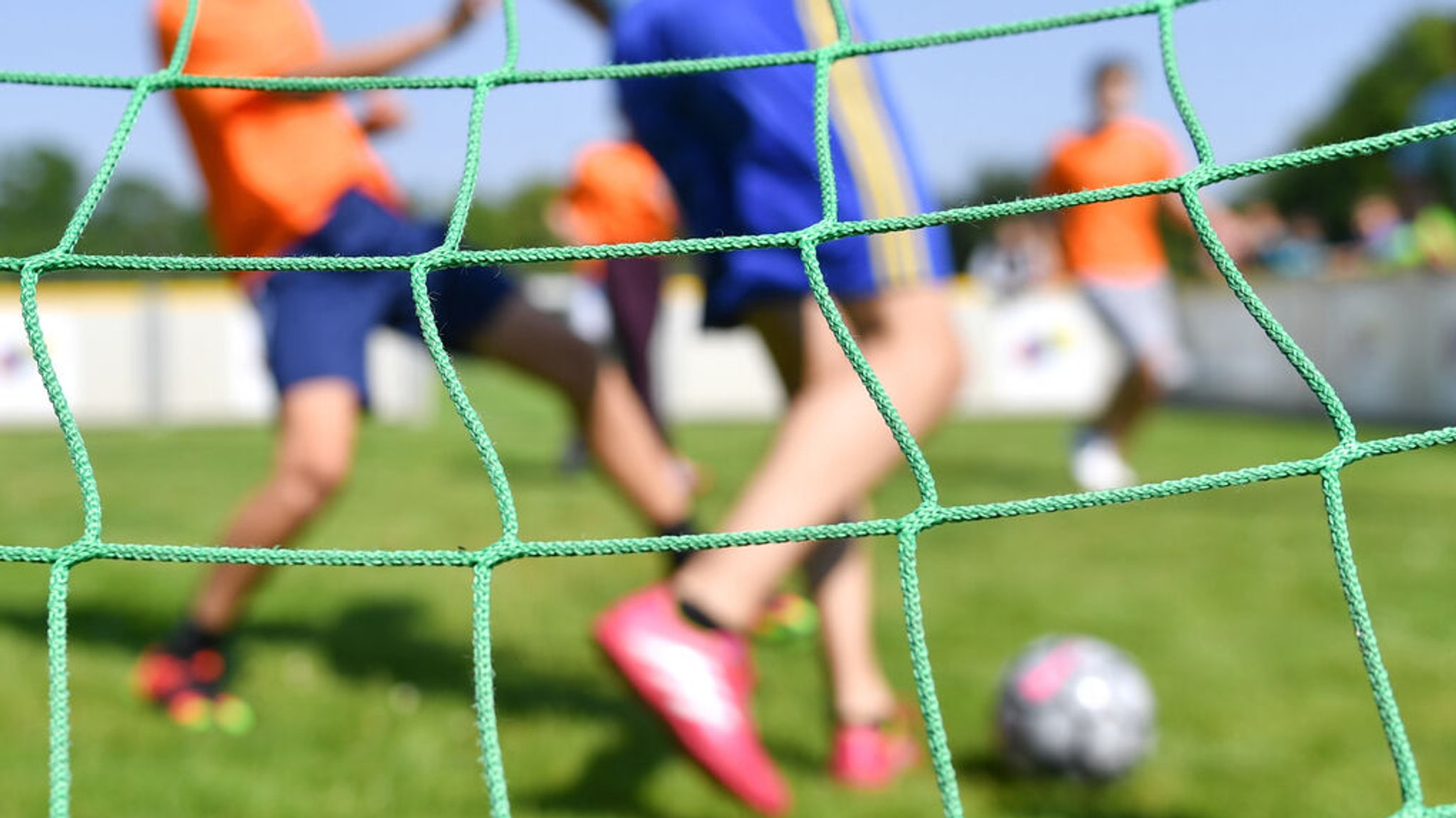 Kinder spielen auf einem Sportplatz Fußball. (Symbolbild)