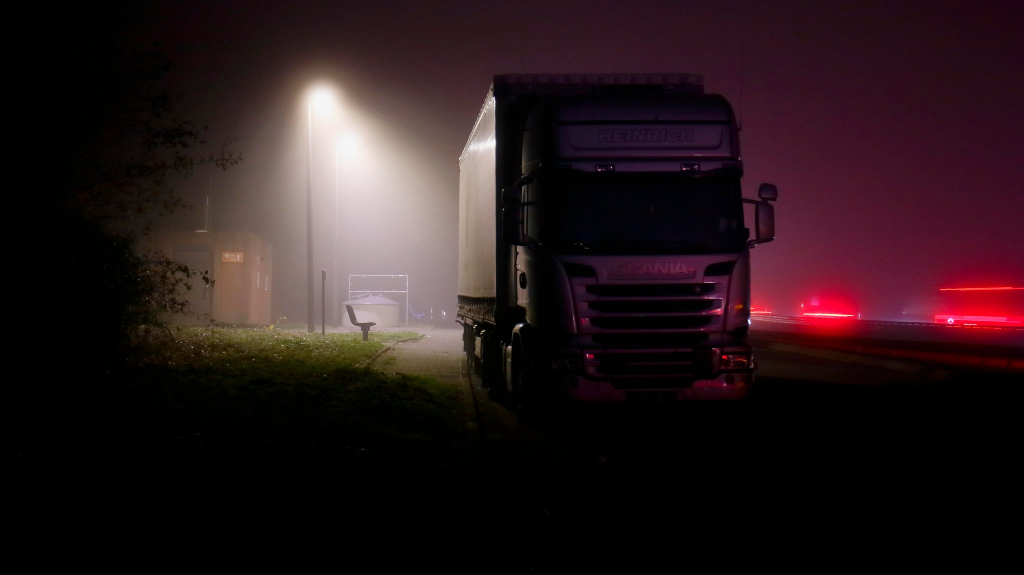 Ein Lkw nachts auf einem Rastplatz