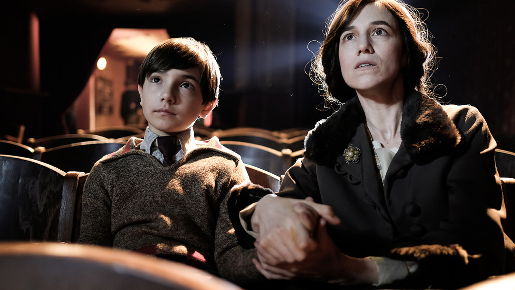Charlotte Gainsbourg als Mutter, die jede Entwicklung ihres Sohnes aufs Schärfste kontrolliert. ("Frühes Versprechen"-Filmszene)