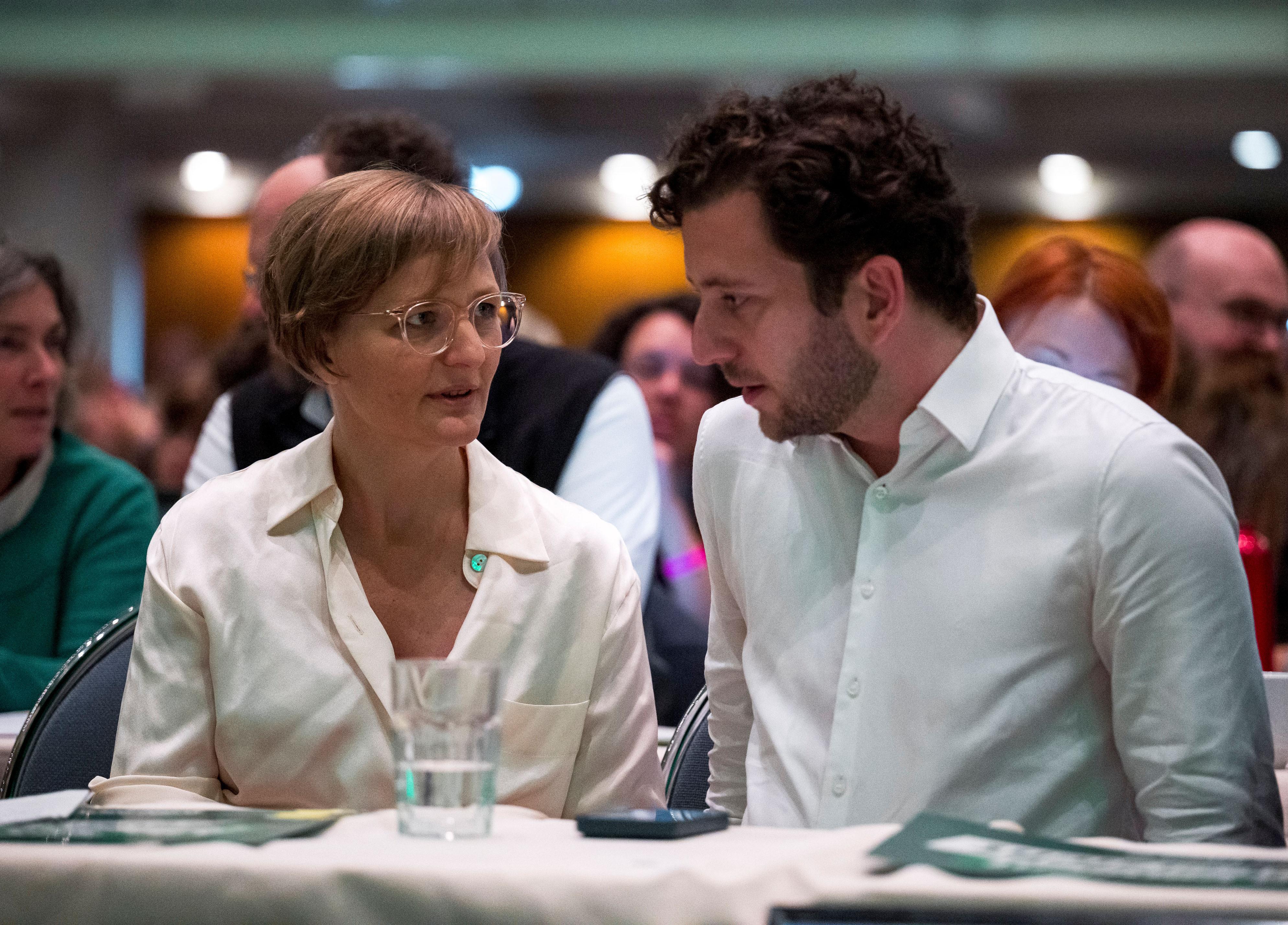 Hatten beim Landesparteitag in Würzburg ihren ersten Auftritt als angehende Grünen-Chefs im Bund: Franziska Brantner (links) und Felix Banaszak,