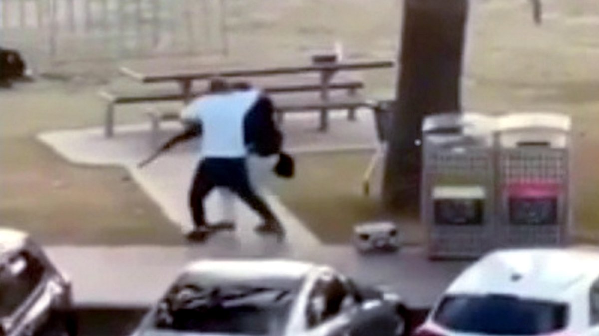 Passant greift ein und entwaffnet einen der Angreifer | Bild: picture alliance / ipa-agency | Agenzia Fotogramma Passant greift ein und entwaffnet einen der Angreifer