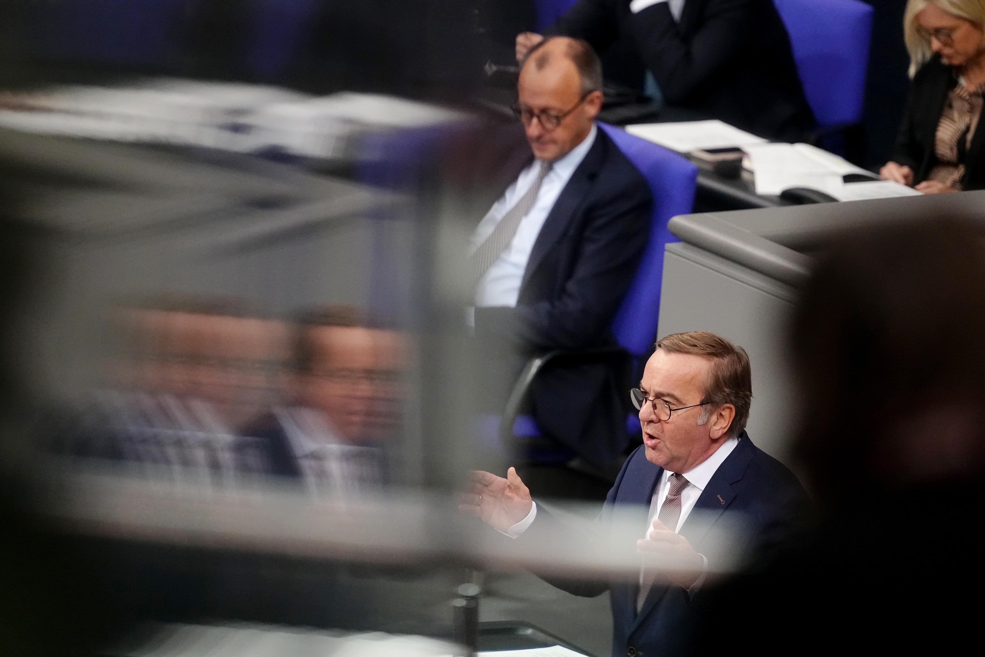 Bundeskanzler Friedrich Merz (CDU) und Bundesverteidigungsminister Boris Pistorius (SPD) im Bundestag