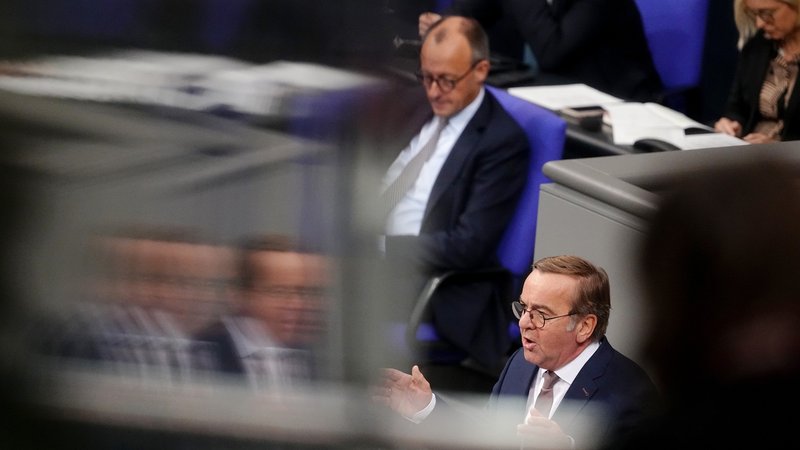 Bundeskanzler Friedrich Merz (CDU) und Bundesverteidigungsminister Boris Pistorius (SPD) im Bundestag | Bild: picture alliance/dpa / Kay Nietfeld Bundeskanzler Friedrich Merz (CDU) und Bundesverteidigungsminister Boris Pistorius (SPD) im Bundestag