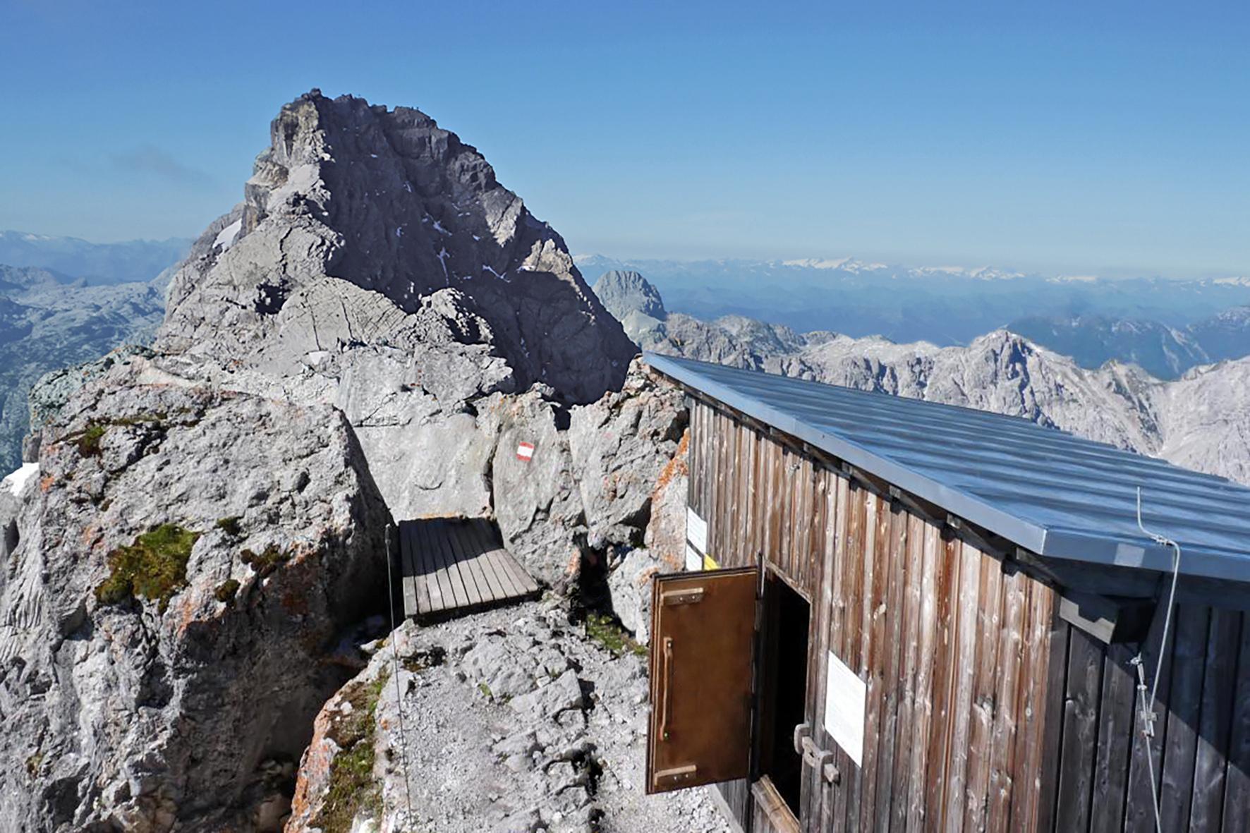 Archivbild, 24.07.2025: Die Notunterstandshütte der Bergwacht Ramsau am Watzmann-Hocheckgipfel