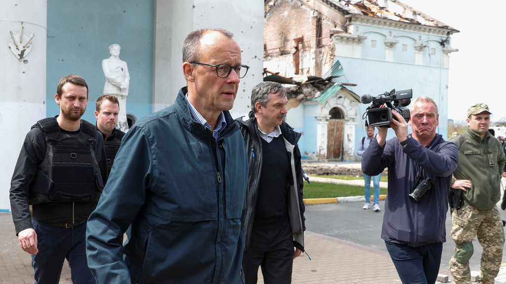 Merz in der Ukraine: " Auch beim Wiederaufbau helfen" | Bild: REUTERS/Valentyn Ogirenko Merz in der Ukraine: " Auch beim Wiederaufbau helfen"