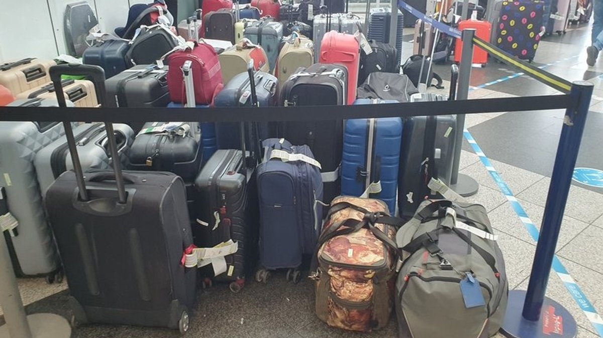 Liegengebliebene Koffer am Flughafen München im Sommer 2023