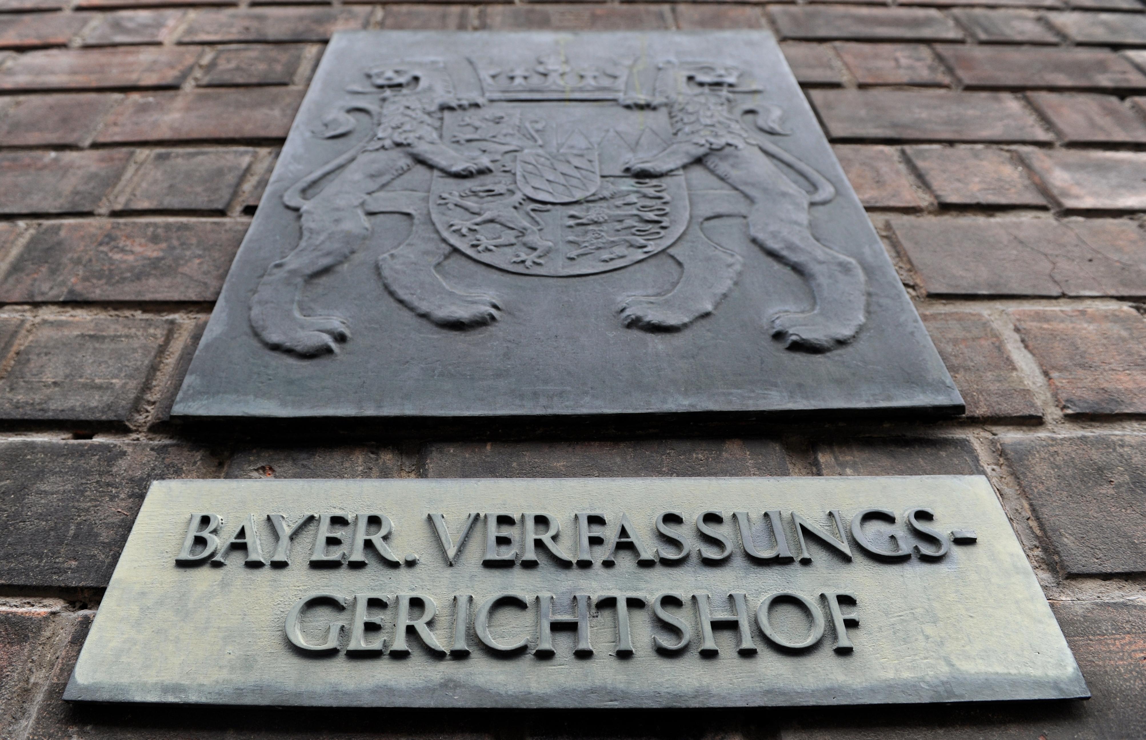 Schild mit dem Schriftzug "Bayerischer Verfassungsgerichtshof"