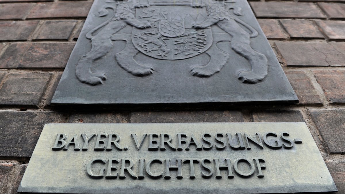 Schild mit dem Schriftzug "Bayerischer Verfassungsgerichtshof"
