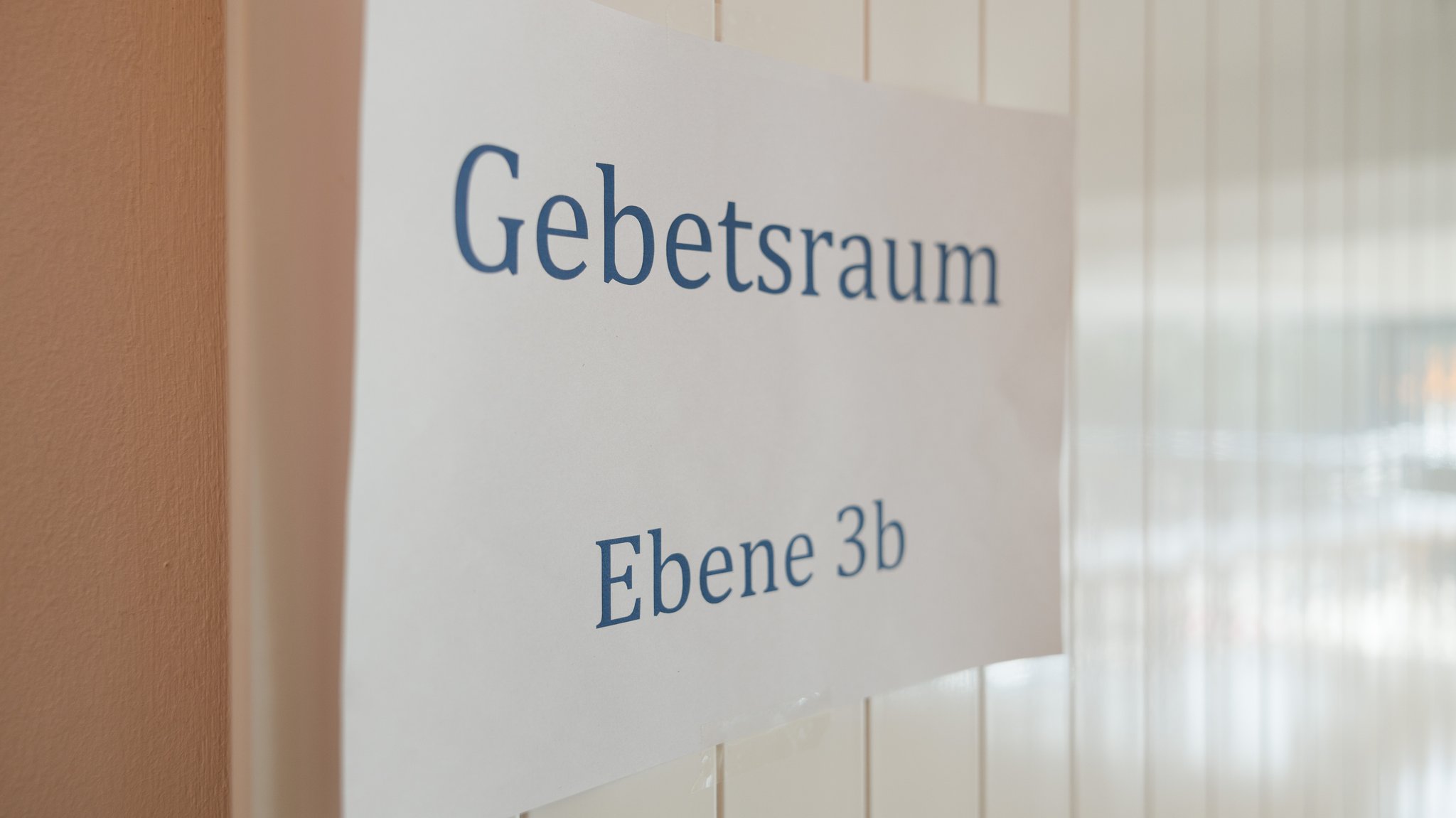 Blick auf einen Zettel «Gebetsraum» im Rahmen der Abschlussfeier für die ersten Absolventen der Imam-Ausbildung mit Übergabe der Zertifikate.