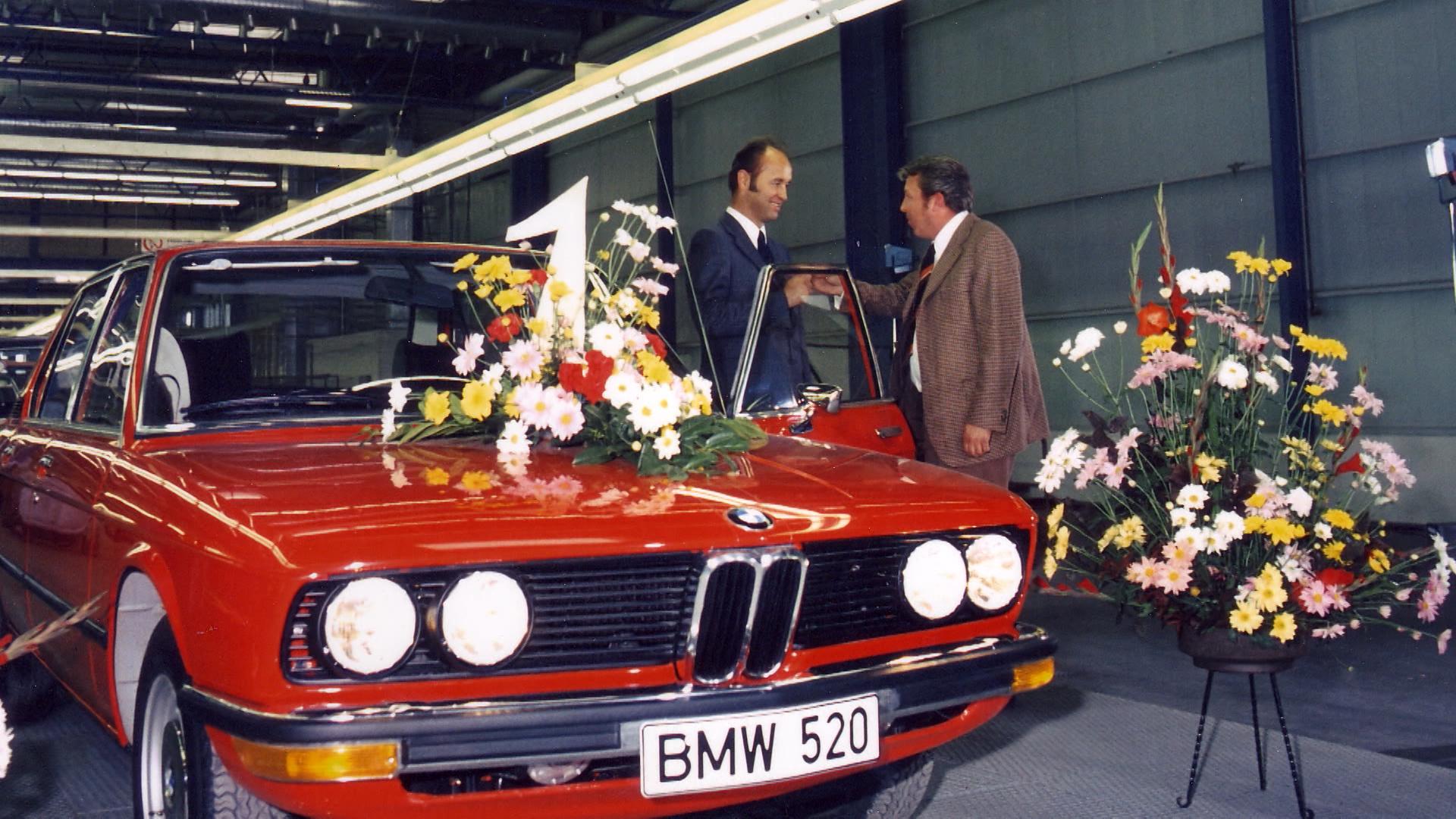 Vor 50 Jahren ist im Werk in Dingolfing der erste BMW "made in Niederbayern" vom Band gerollt. Der Autobauer feiert das heute mit einem großen Festakt. Wir schauen zurück - was hat sich durch die Ansiedlung von BMW in der Region Dingolfing getan.