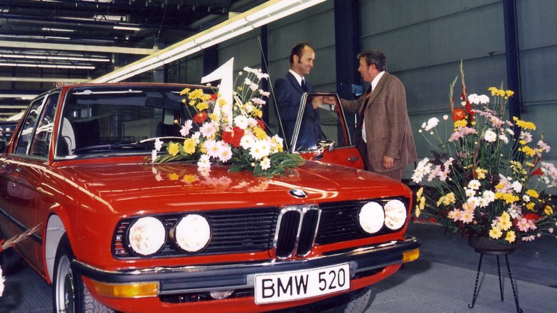 Vor 50 Jahren ist im Werk in Dingolfing der erste BMW "made in Niederbayern" vom Band gerollt. Der Autobauer feiert das heute mit einem großen Festakt. Wir schauen zurück - was hat sich durch die Ansiedlung von BMW in der Region Dingolfing getan. | Bild: BR/Harald Mitterer Vor 50 Jahren ist im Werk in Dingolfing der erste BMW "made in Niederbayern" vom Band gerollt. Der Autobauer feiert das heute mit einem großen Festakt. Wir schauen zurück - was hat sich durch die Ansiedlung von BMW in der Region Dingolfing getan.