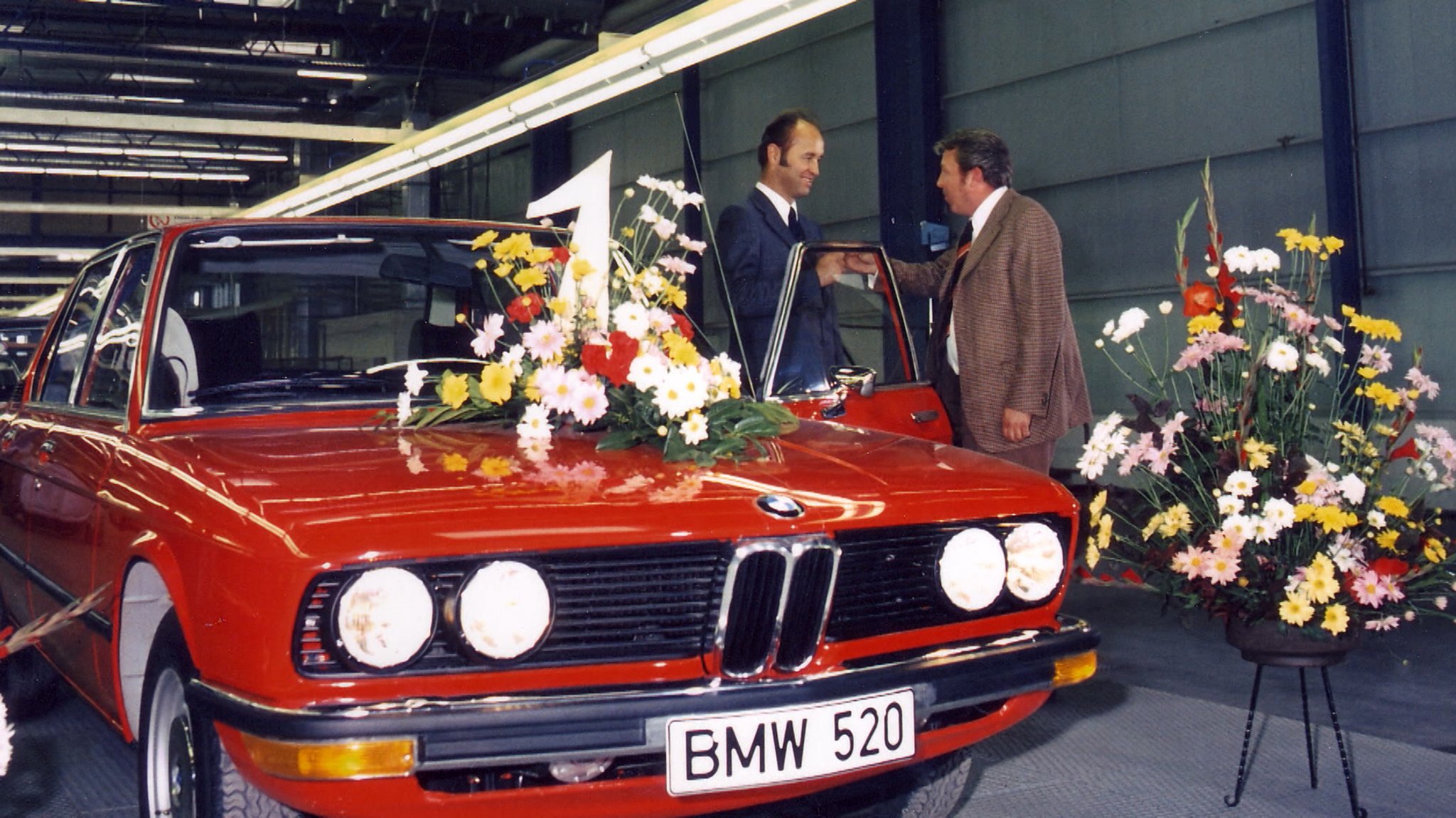 Vor 50 Jahren ist im Werk in Dingolfing der erste BMW "made in Niederbayern" vom Band gerollt. Der Autobauer feiert das heute mit einem großen Festakt. Wir schauen zurück - was hat sich durch die Ansiedlung von BMW in der Region Dingolfing getan.