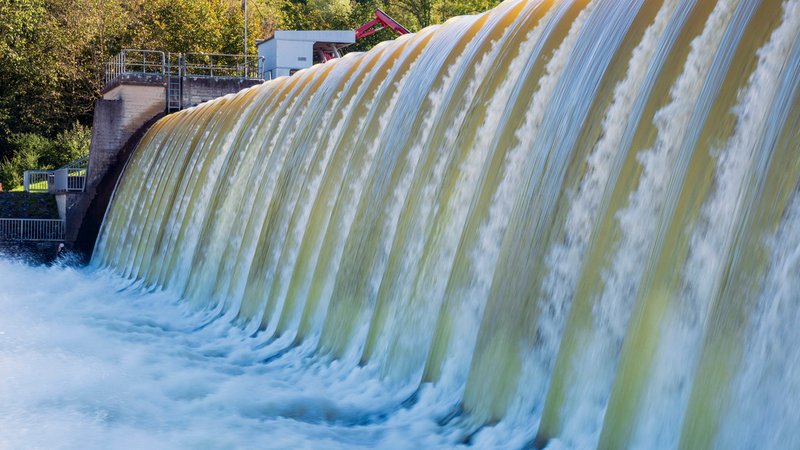 Hochwasser-Überlauf am Stauwehr und Wasserkraftwerk des Lech bei Lechmühlen, zwischen Landsberg und Schongau | Bild: picture alliance / SZ Photo | Wolfgang Filser Hochwasser-Überlauf am Stauwehr und Wasserkraftwerk des Lech bei Lechmühlen, zwischen Landsberg und Schongau