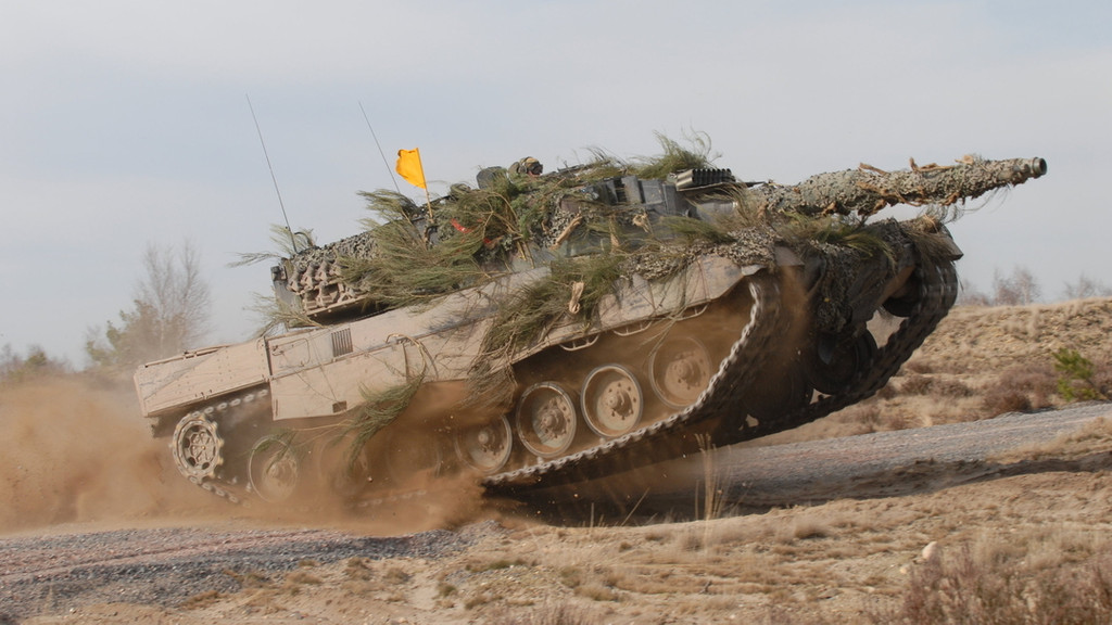 Leopard-2-Panzer auf einem Feld.