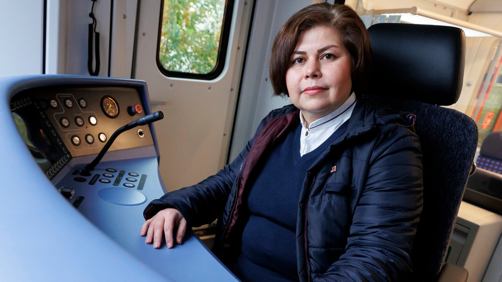 Die Auszubildende Sonia Alaghehband im Führerstand einer S-Bahn.
