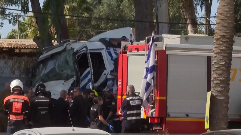 In Israel ist ein Lastwagen in eine Menschenmenge gefahren - mindestens 30 Menschen wurden verletzt, einer von ihnen starb. | Bild: BR 2024 In Israel ist ein Lastwagen in eine Menschenmenge gefahren - mindestens 30 Menschen wurden verletzt, einer von ihnen starb.