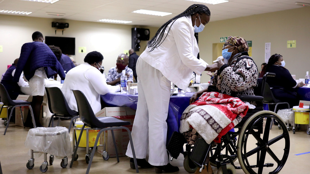 Impfung in einem Altenheim in Südafrika