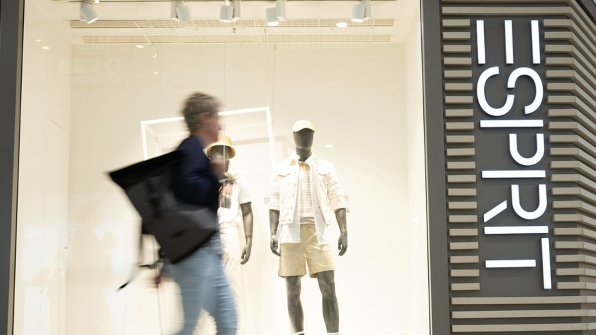 Eine Passantin geht vor einer Filiale des Modekonzerns Esprit entlang.