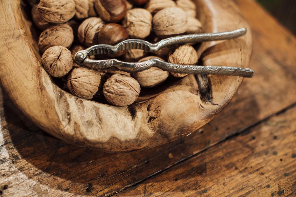 Eine Schale mit Walnüssen. 
