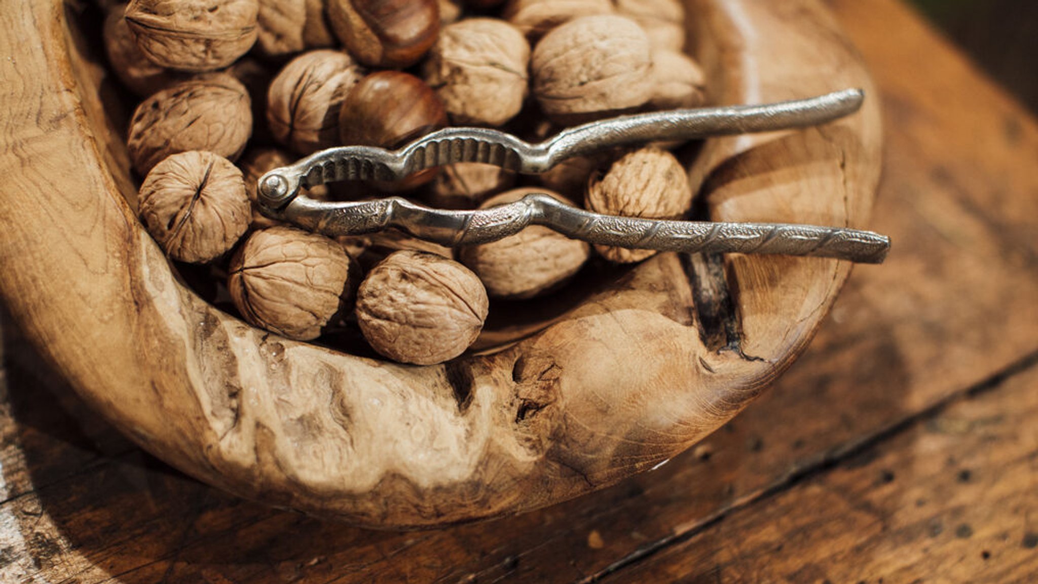 Eine Schale mit Walnüssen. | Bild: BR/Johanna Schlüter Eine Schale mit Walnüssen.