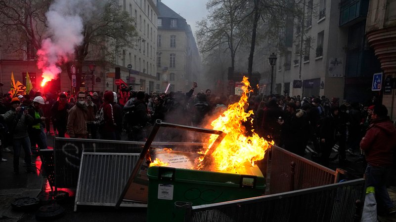 14.04.2023, Frankreich, Paris: Eine Barrikade brennt während einer Demonstration.