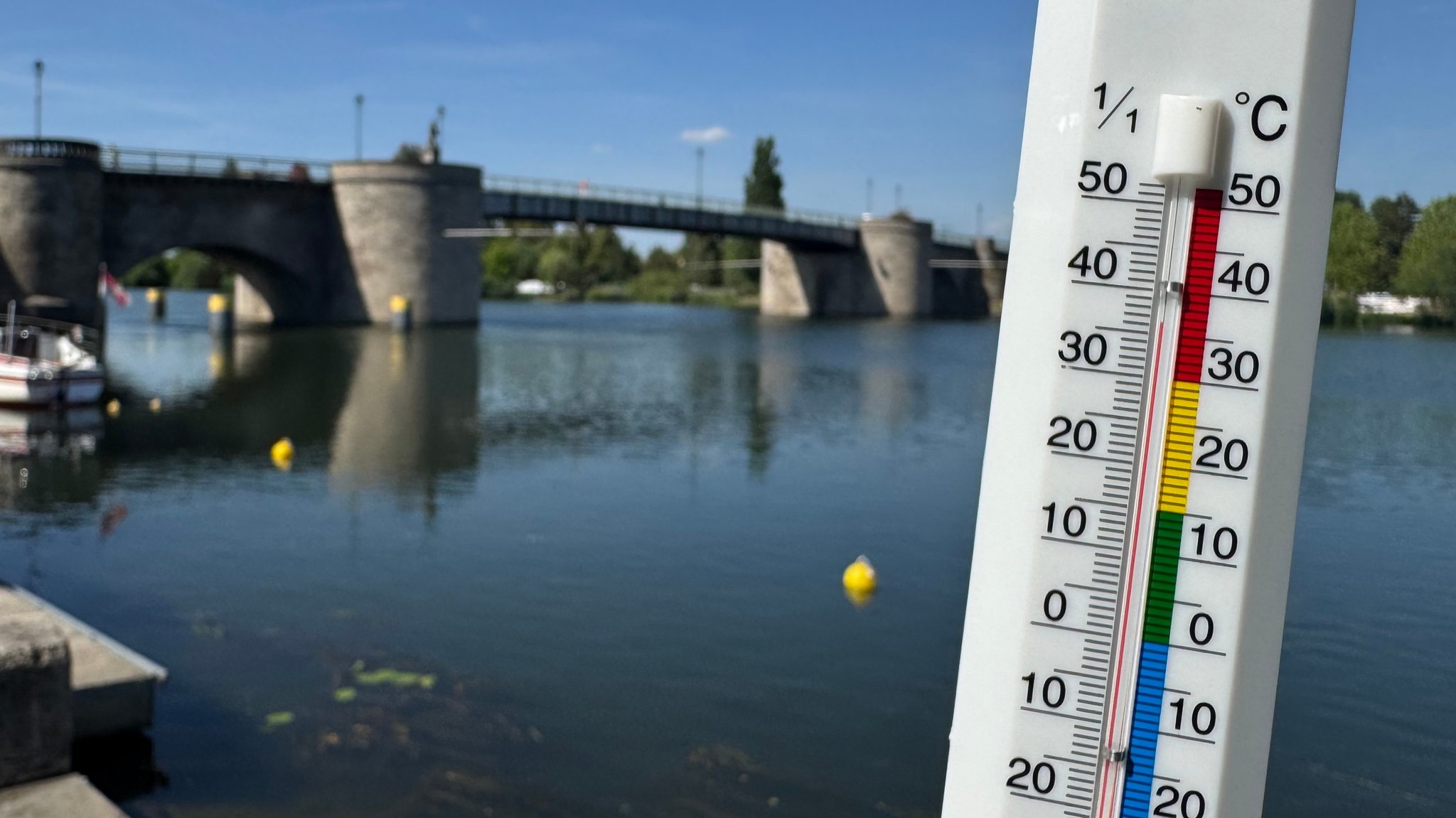 (Symbolbild) Thermometer vor dem Main in Kitzingen