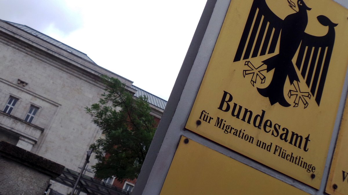 Ein Schild weist auf das Bundesamt für Migration und Flüchtlinge in Nürnberg hin. (Symbolbild)