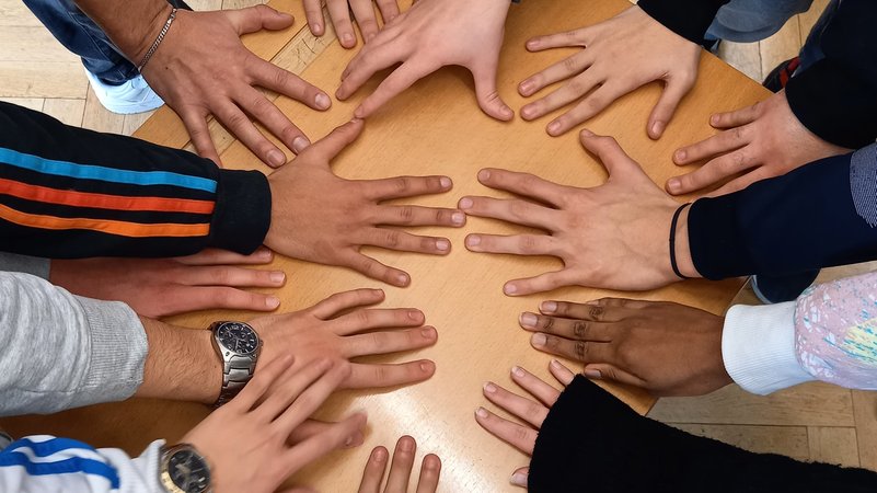 Schülerinnen und Schüler der 10a legen ihre Hände auf einen Tisch | Bild: Claudia Steiner Schülerinnen und Schüler der 10a legen ihre Hände auf einen Tisch