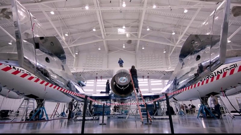 Raumschiff von Richard Branson im Hangar