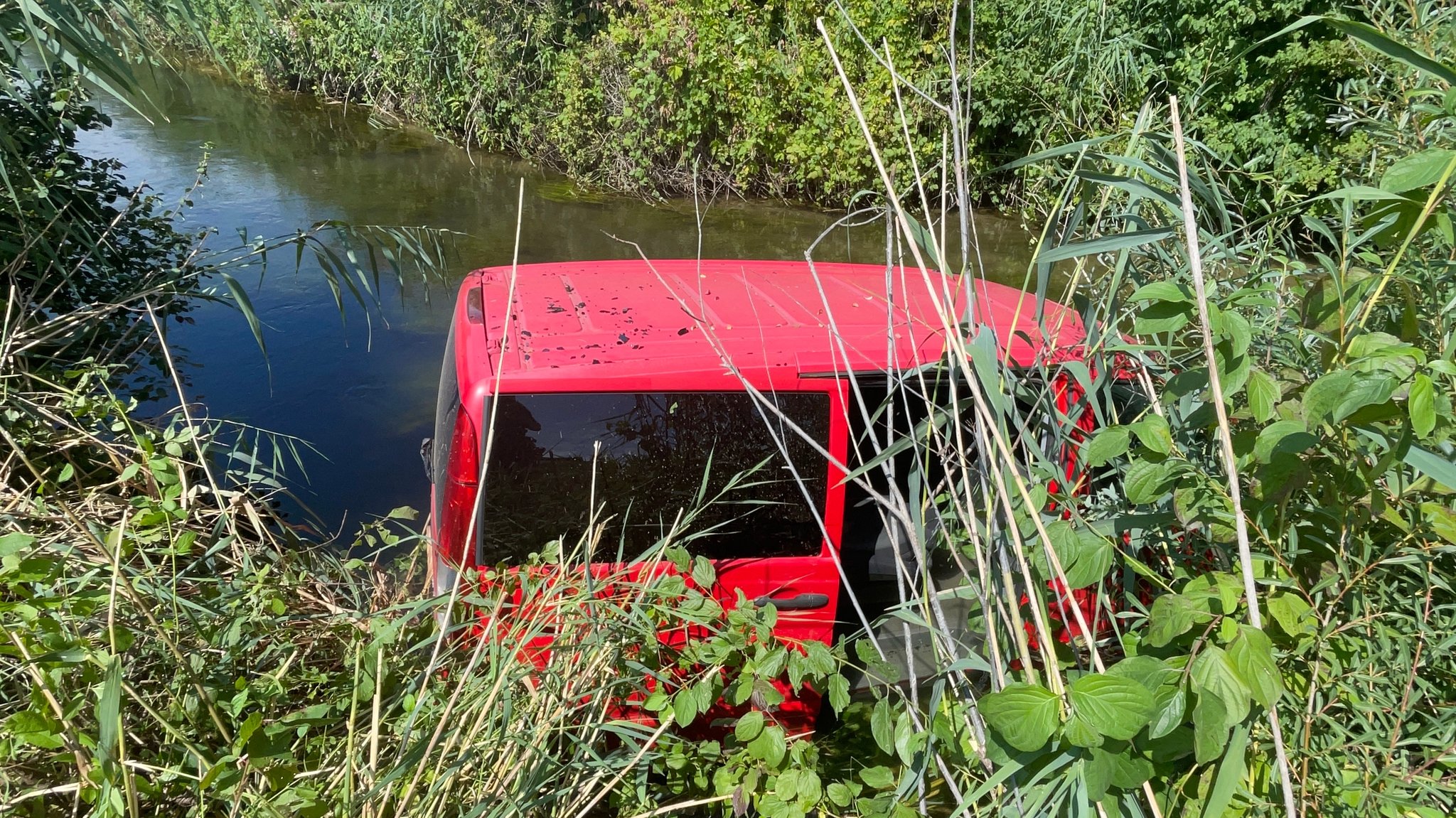 Von Handy abgelenkt und betrunken: Autofahrer fährt in Fluss