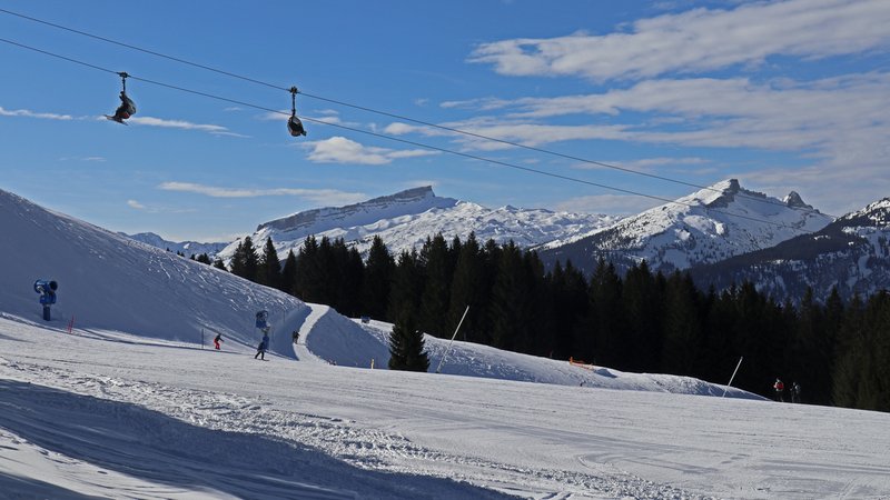 Eine Liftanlage vor verschneiten Berggipfeln. | Bild: OK-Bergbahnen Eine Liftanlage vor verschneiten Berggipfeln.