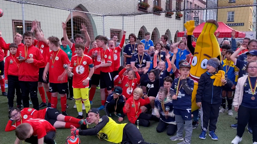 Mitmachen und nicht nur zuschauen! In Landshut ist am Wochenende in der Altstadt ein ganz besonderes Fußballturnier über die Bühne gegangen. 80 Kinder mit geistiger Beeinträchtigung standen dabei im Mittelpunkt. | Bild: BR Mitmachen und nicht nur zuschauen! In Landshut ist am Wochenende in der Altstadt ein ganz besonderes Fußballturnier über die Bühne gegangen. 80 Kinder mit geistiger Beeinträchtigung standen dabei im Mittelpunkt.