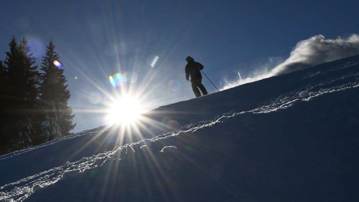 Ein Skifahrer fährt im Sonnenschein auf der Piste. (Archiv: 31.01.2023)