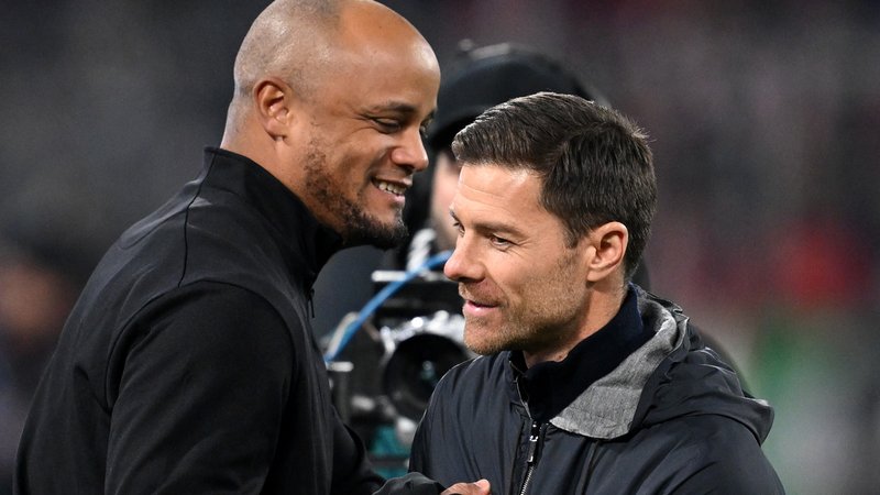 Trainer-Duell im Champions-League-Achtelfinale: FCB-Coach Vincent Kompany (l.) gegen Xabi Alonso | Bild: picture-alliance/dpa Trainer-Duell im Champions-League-Achtelfinale: FCB-Coach Vincent Kompany (l.) gegen Xabi Alonso