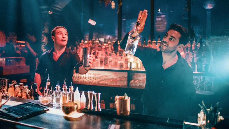 Wie einst Tom Cruise und Bryan Brown in "Cocktail": Frederick Lau und Elyas M'Barek lassen in "Nigthlife" die Flaschen fliegen (Filmszene).
