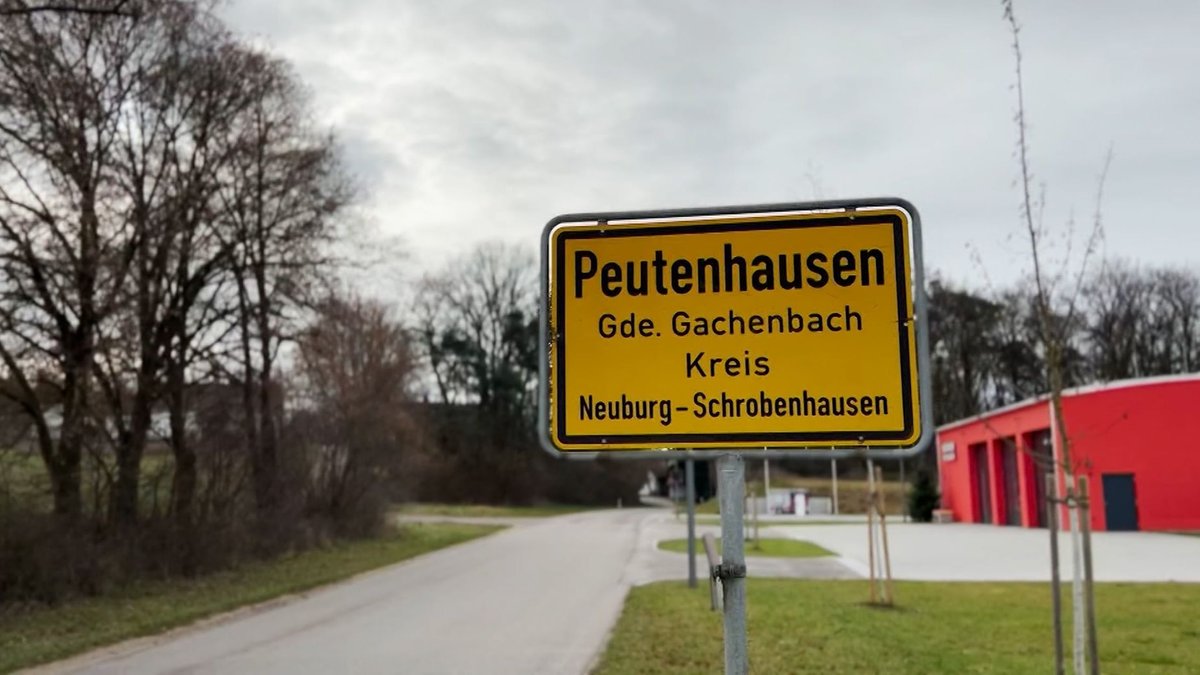 Das Ortsschild von Peutenhausen - hier kam es vor der Geflüchtetenunterkunft zu einer Pyrotechnikaktion