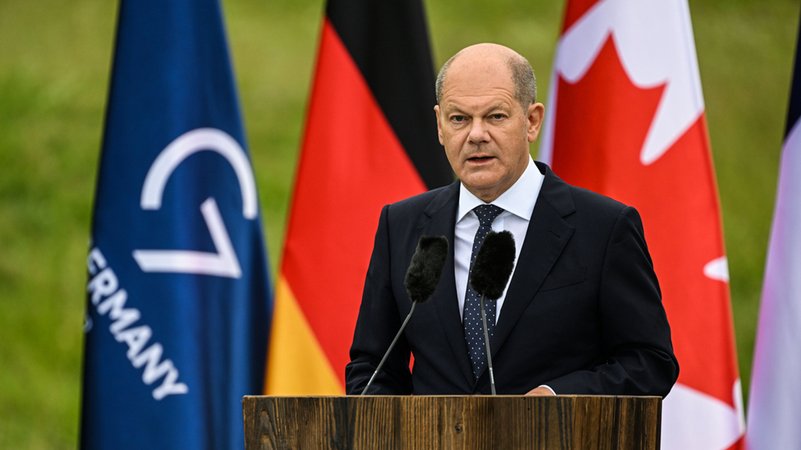 Bundeskanzler Olaf Scholz (SPD) spricht auf seiner Pressekonferenz zum Abschluss des G-7-Gipfels auf Schloss Elmau.
