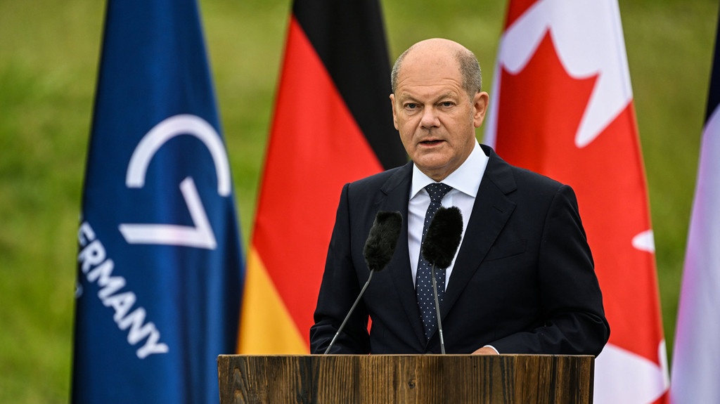 Bundeskanzler Olaf Scholz (SPD) spricht auf seiner Pressekonferenz zum Abschluss des G-7-Gipfels auf Schloss Elmau.
