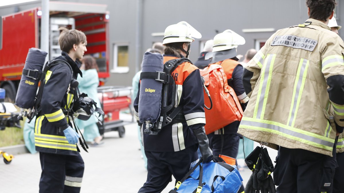 Hautreizungen wegen Lösungsmittel: DHL-Mitarbeiter verletzt  