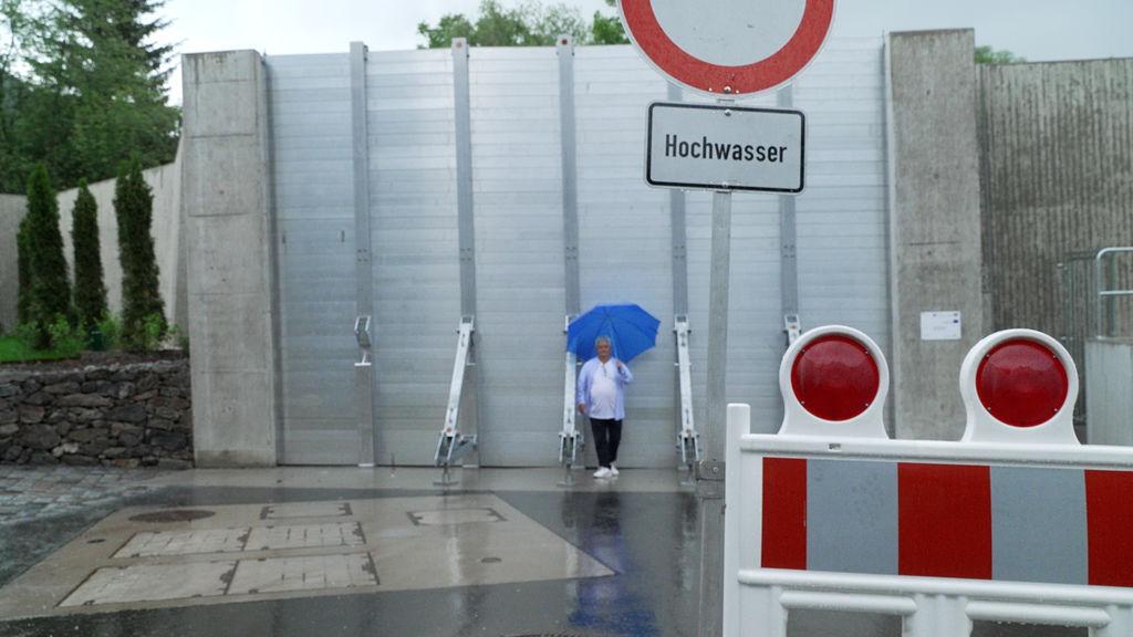 Joachim Linß vor der Hochwasserschutzmauer im Passauer Ortsteil Grubweg. 