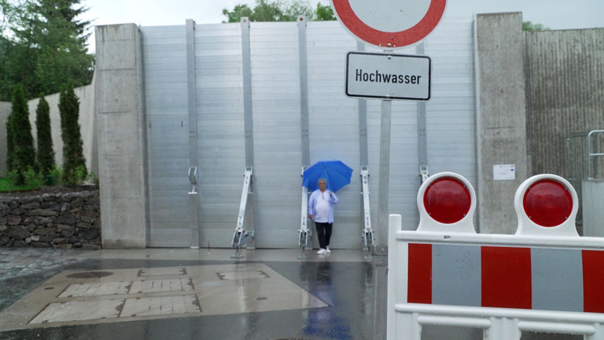 Joachim Linß vor der Hochwasserschutzmauer im Passauer Ortsteil Grubweg. 