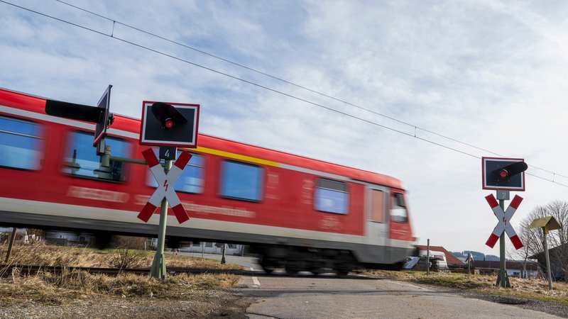 Symbolbild: Eine Regionalbahn fährt über einen unbeschrankten Bahnübergang | Bild: picture alliance/dpa | Peter Kneffel Symbolbild: Eine Regionalbahn fährt über einen unbeschrankten Bahnübergang