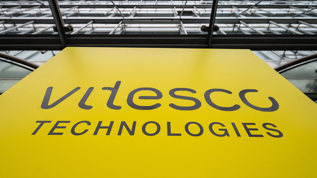 Gelbes Firmenschild mit der Aufschrift "Vitesco Technologies"